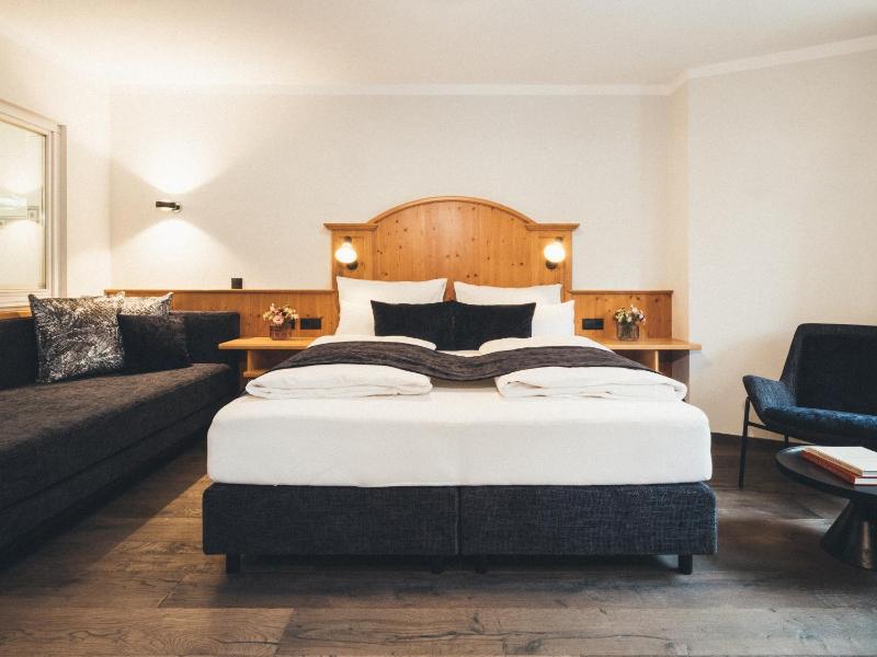 Junior Suite with Bathtub and Balcony image 1