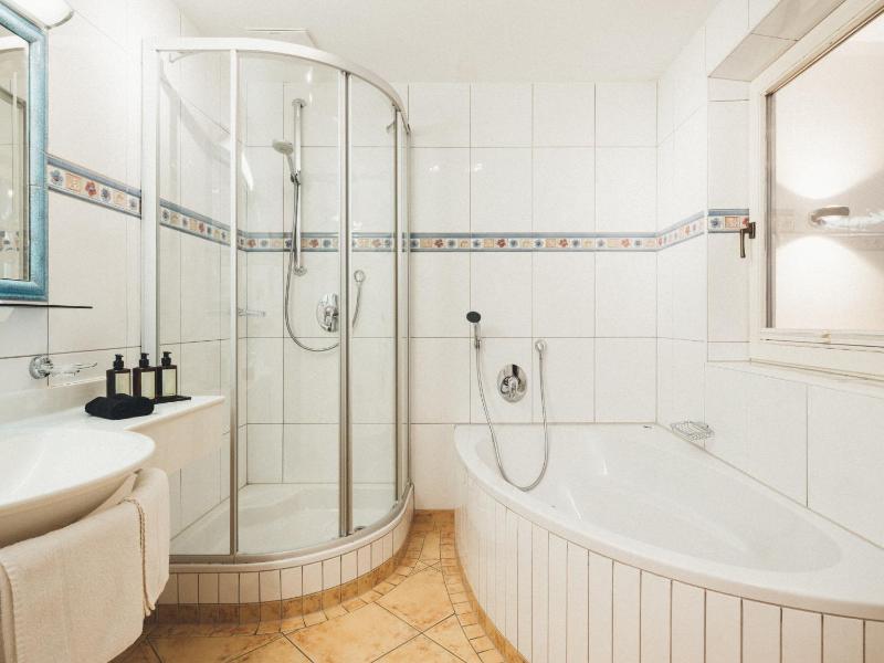 Junior Suite with Bathtub and Balcony image 4