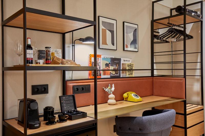 Premium King Room image 4