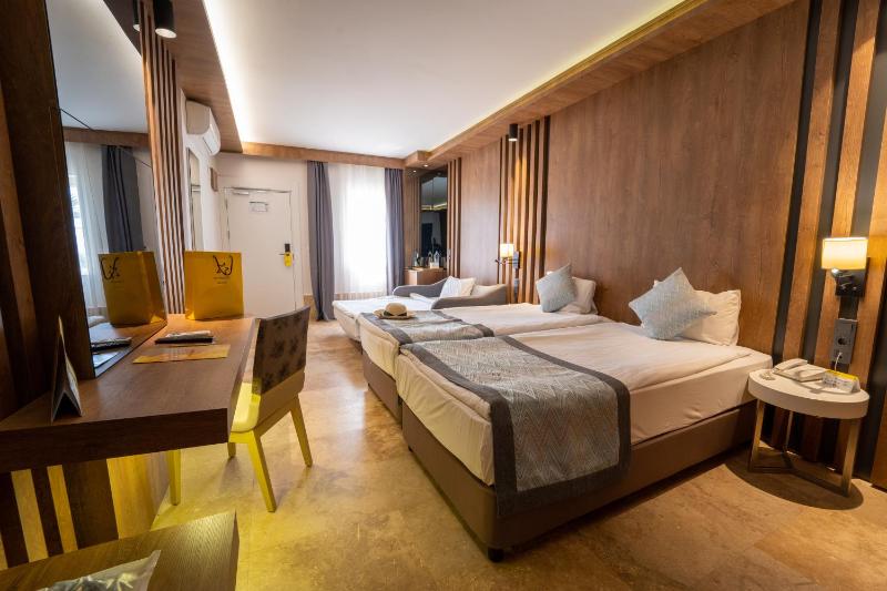 Superior Triple Room image 3