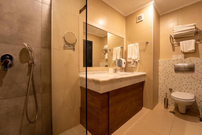 Superior Triple Room image 4