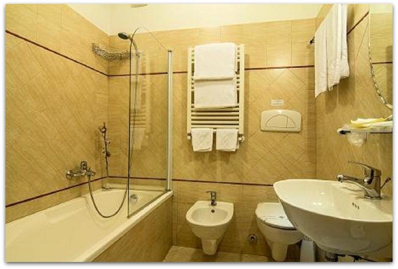 Double or Twin Room image 2