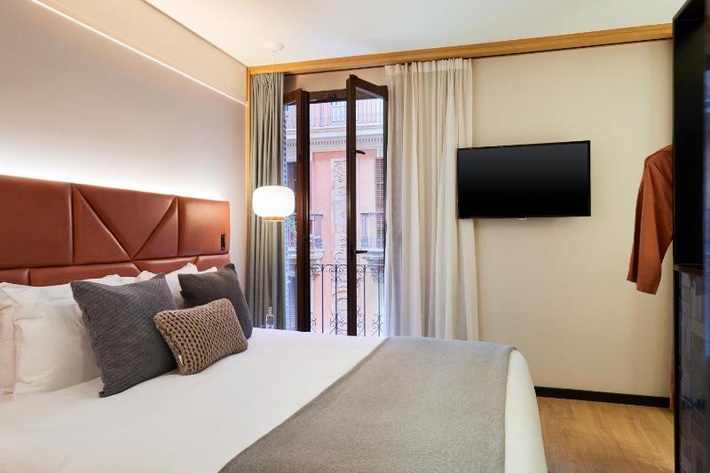 Premium King Room with Balcony image 2