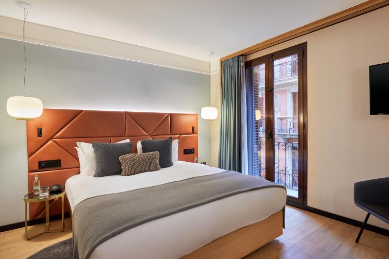 Premium King Room with Balcony image 4