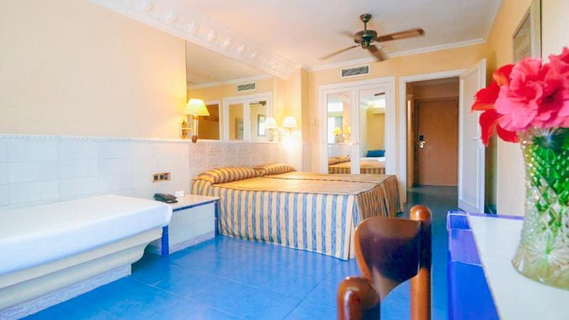 Twin Room (2 Adults + 1 Child) image 3