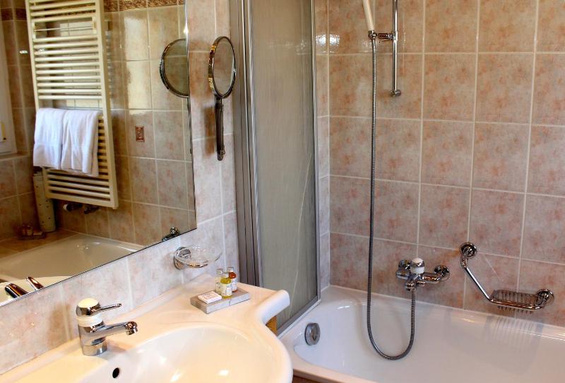 Deluxe Triple Room image 4