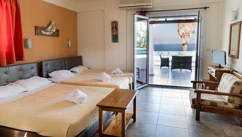 Quadruple Room with Sea View image 2