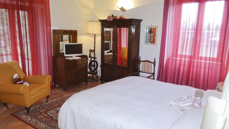 One-Bedroom Apartment image 4
