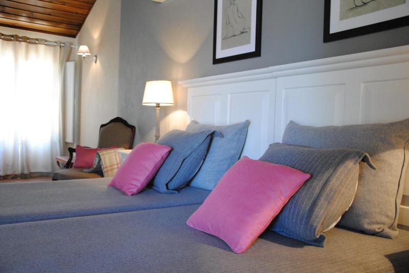 Basic Double Room image 2