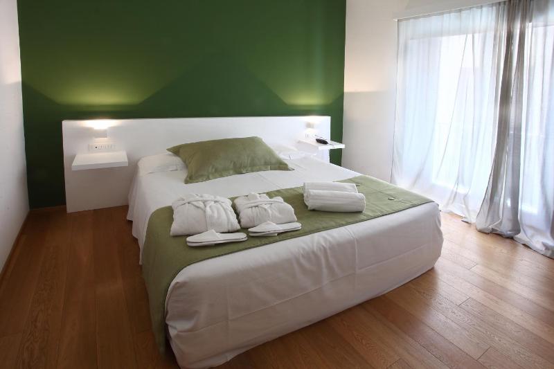 Deluxe Double Room image 1