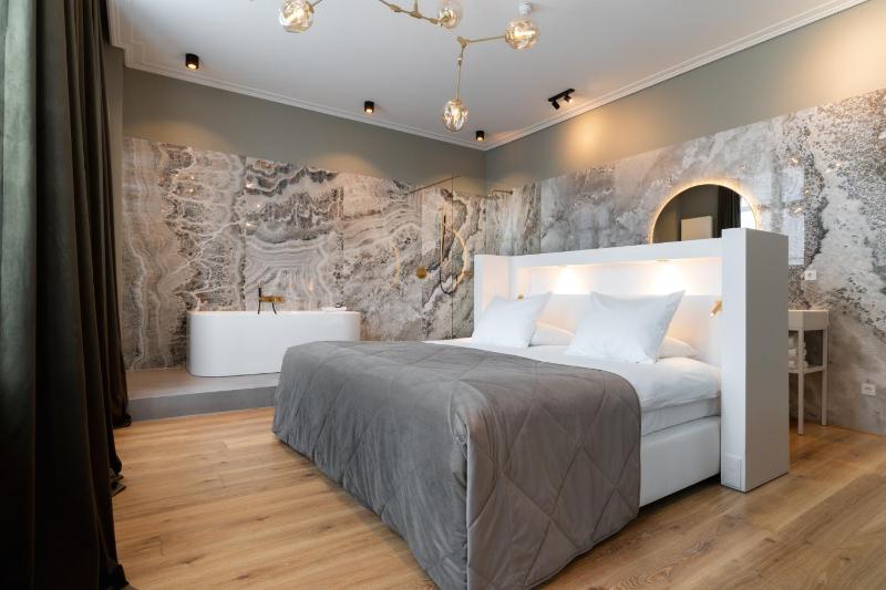 Master Suite image 4