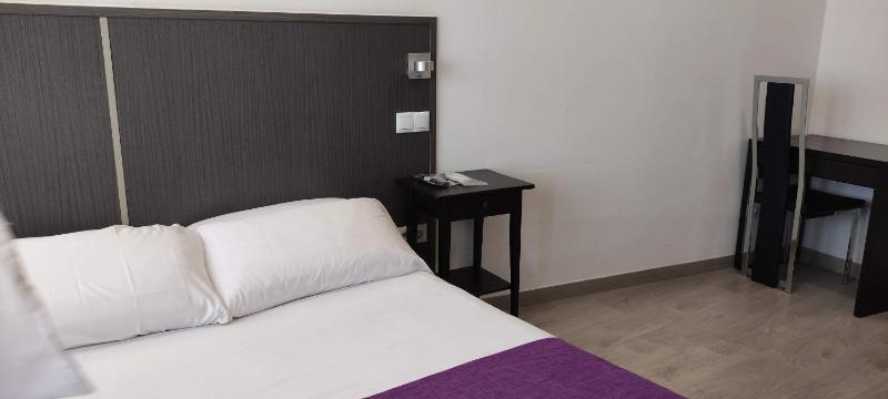 Standard Double Room image 3