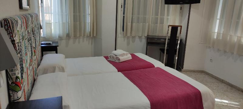 Twin Room image 3