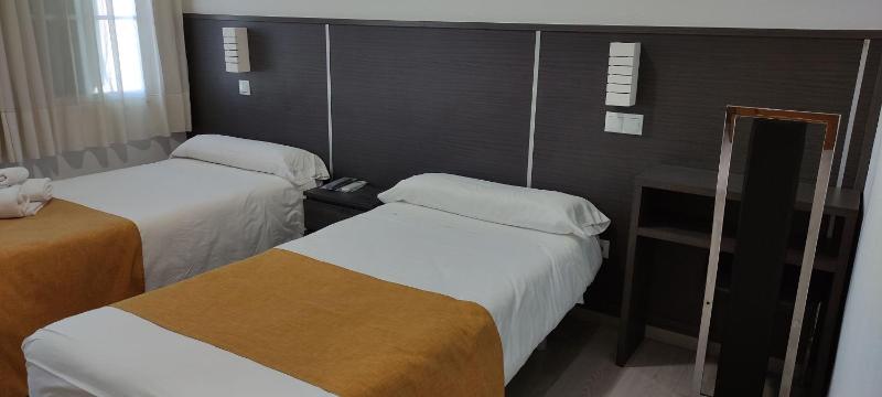 Twin Room image 2