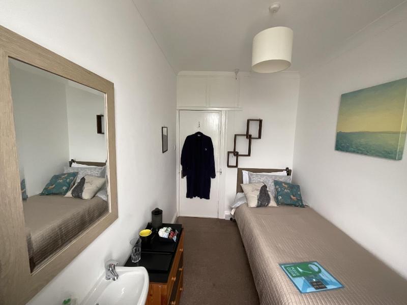Single Room with Private External Bathroom image 3