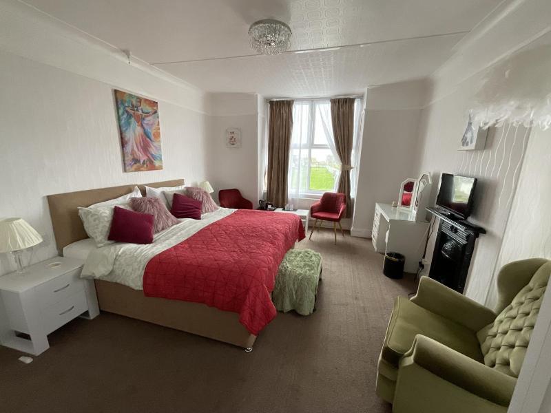 Deluxe Twin or Double - En-Suite Bathroom image 1