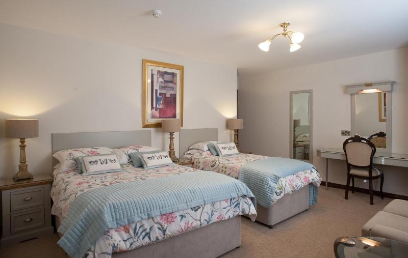Twin Room with Private Bathroom image 1