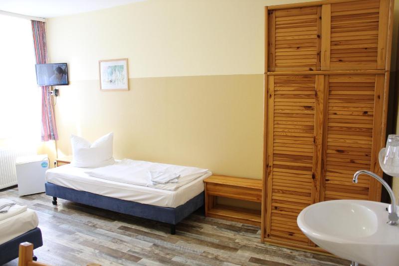 Triple Room with Shared Bathroom image 4