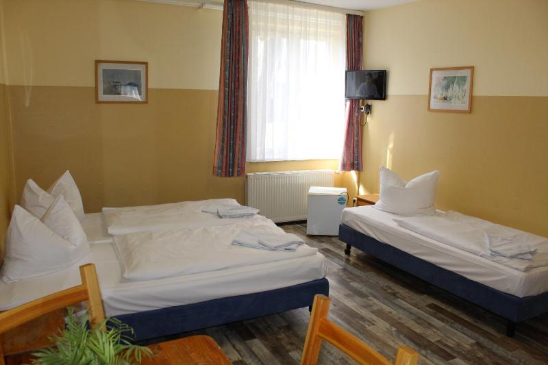 Triple Room with Shared Bathroom image 3