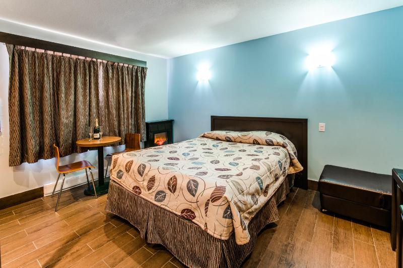 Deluxe Queen Room with Spa Bath-Non-Smoking