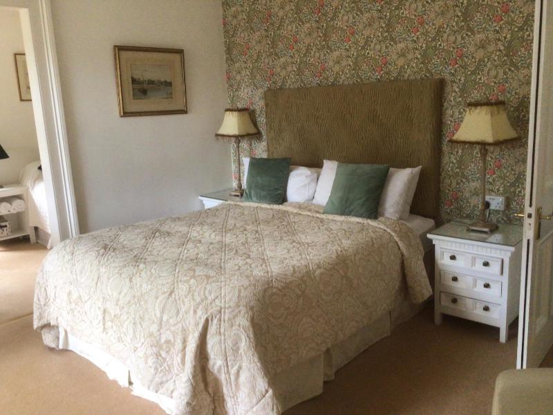 Deluxe Triple Suite image 3