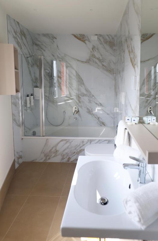 Double Room with Lake View image 3