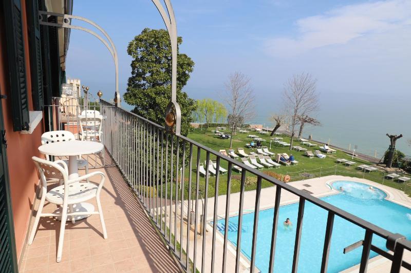 Double Room with Lake View image 4