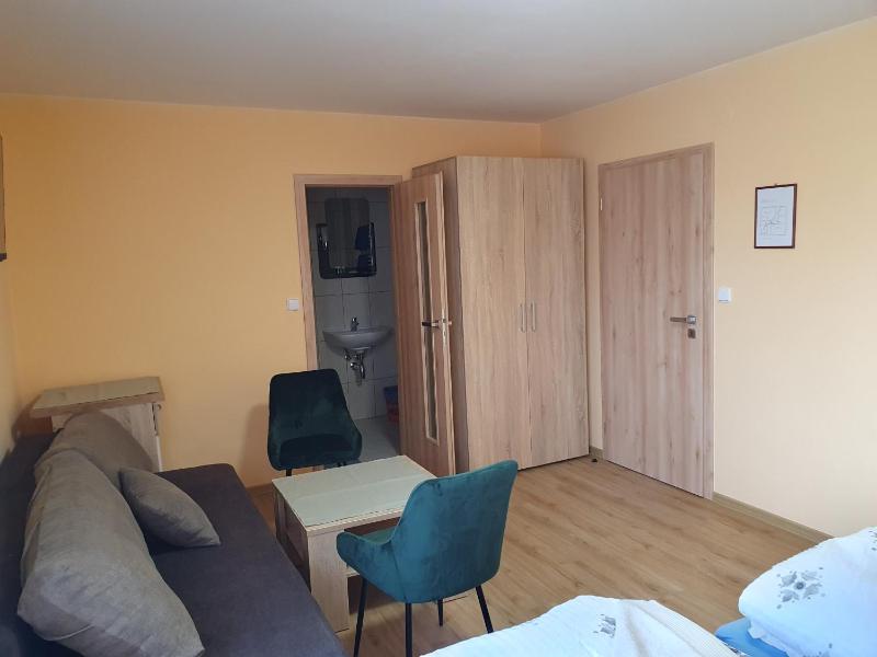 Basic Triple Room image 4