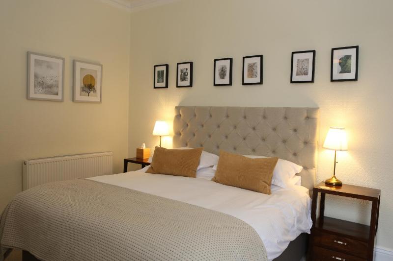 Superior King Room image 3