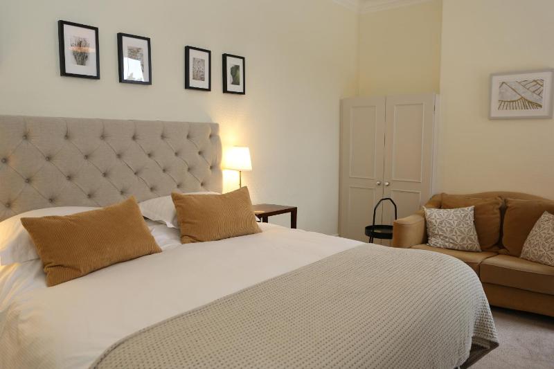 Superior King Room image 4