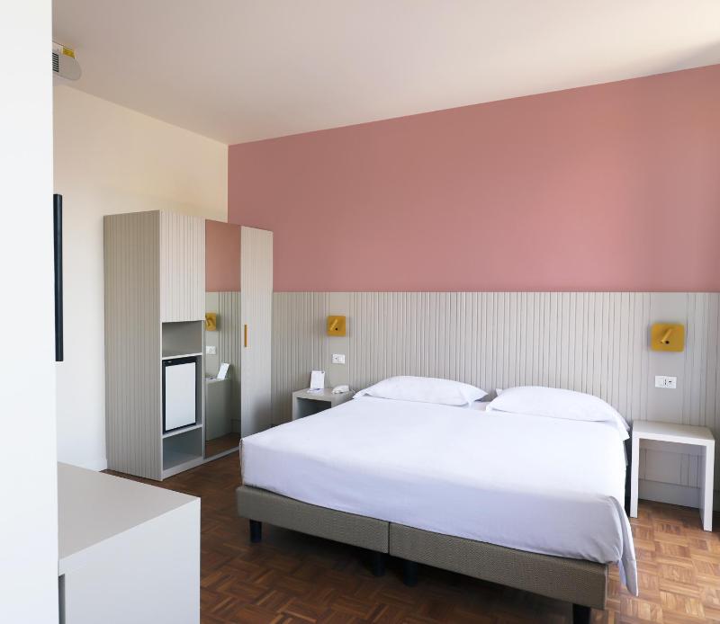 Double or Twin Room with Balcony image 4