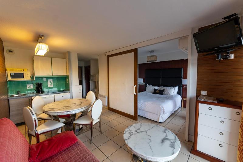 One-Bedroom Apartment with Sea View (4 Adults + 2 Children) image 3