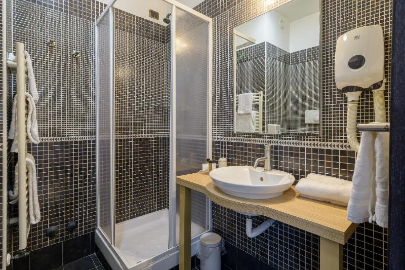 Classic Double Room image 4