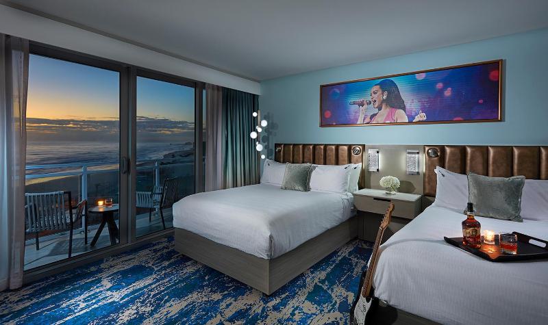 Double Room with Balcony image 2