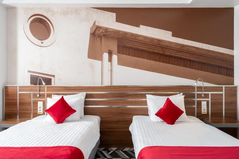 Superior Twin Room image 3