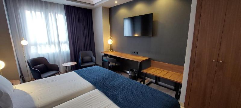 Deluxe Double or Twin Room image 4