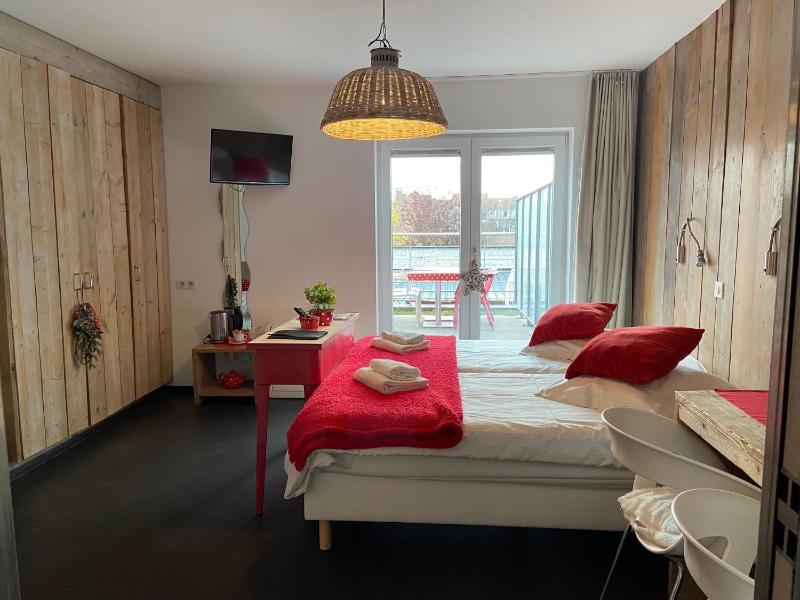 Twin Room with Balcony image 3