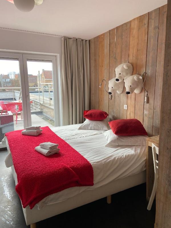 Twin Room with Balcony image 2