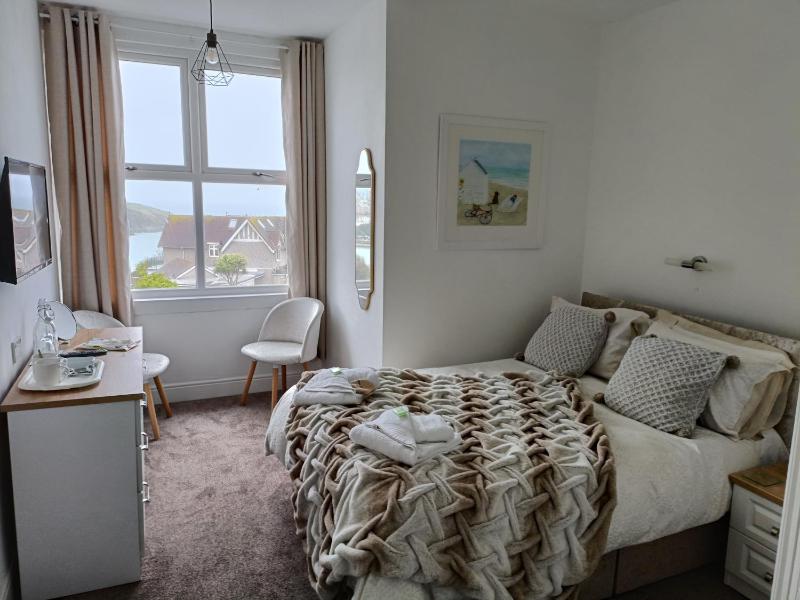 Double Room Ensuite with Sea View image 3