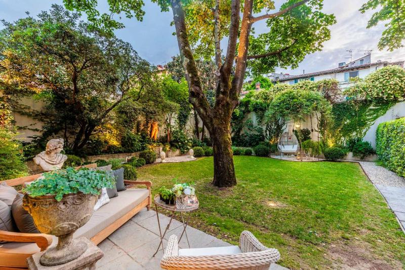 LA CASINA Luxury Apartment inside the Walls of Lucca with Garden airconditioning Wifi - image 5
