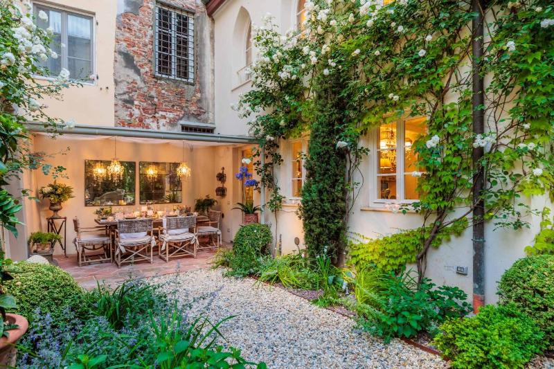 LA CASINA Luxury Apartment inside the Walls of Lucca with Garden airconditioning Wifi - image 8