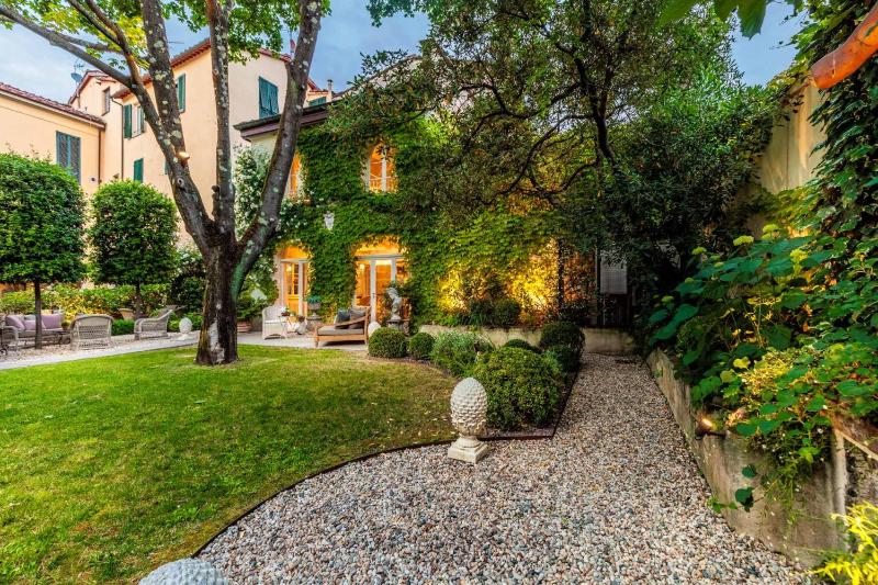 LA CASINA Luxury Apartment inside the Walls of Lucca with Garden airconditioning Wifi - image 11