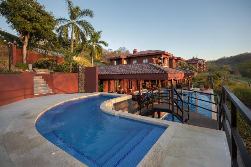 Luxury 3BR Condo with Partial Ocean View - Bougainvillea - Reserva Conchal - image 13