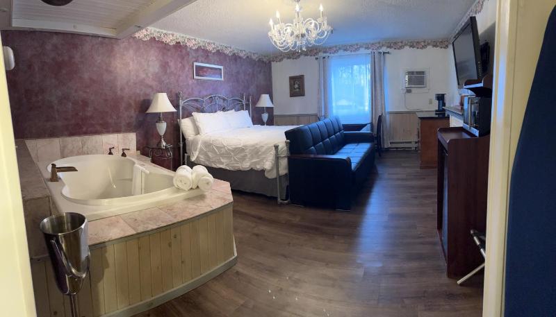 King Suite with Spa Bath image 4