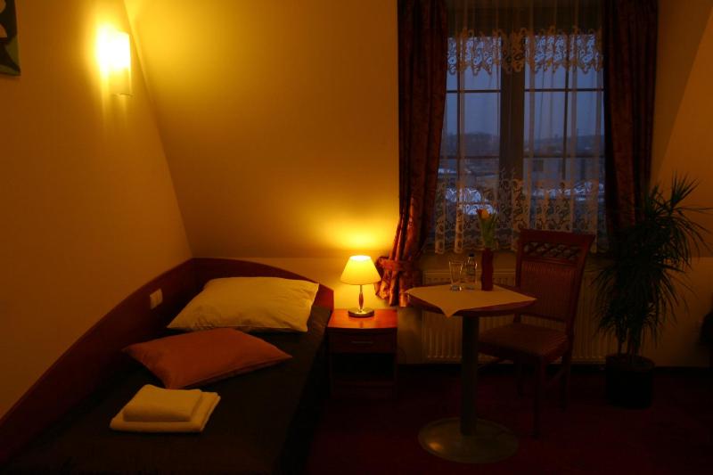 Standard Twin Room image 2