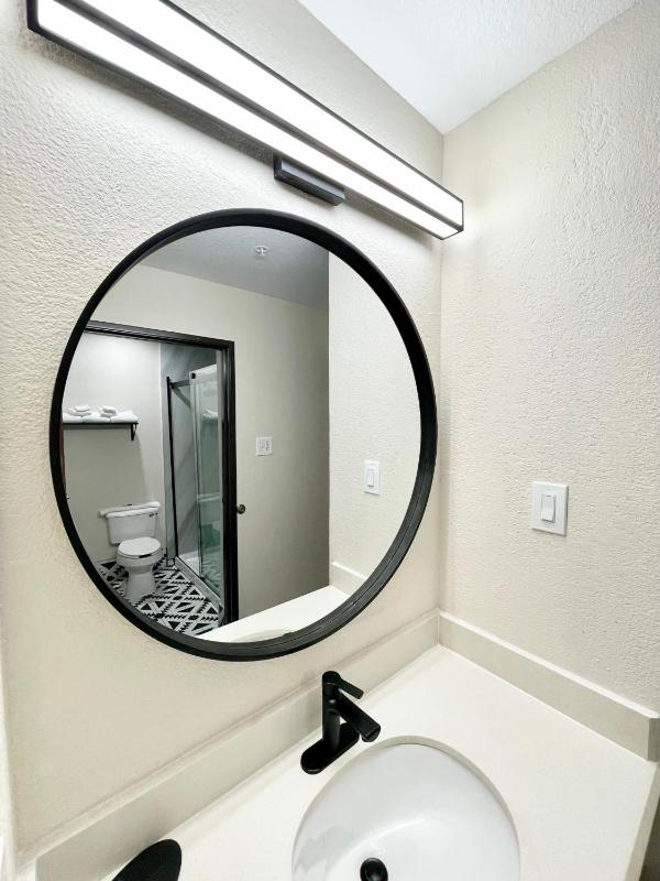 King Room - Non-Smoking image 4
