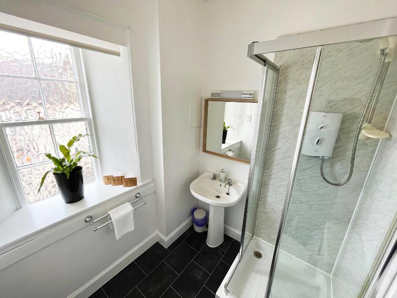 Triple Room with Shower image 4