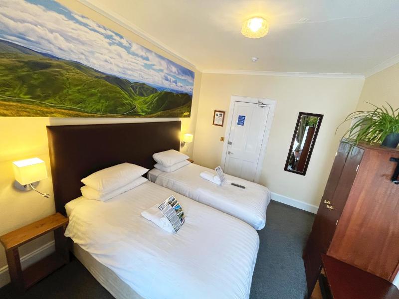 Twin Room image 4