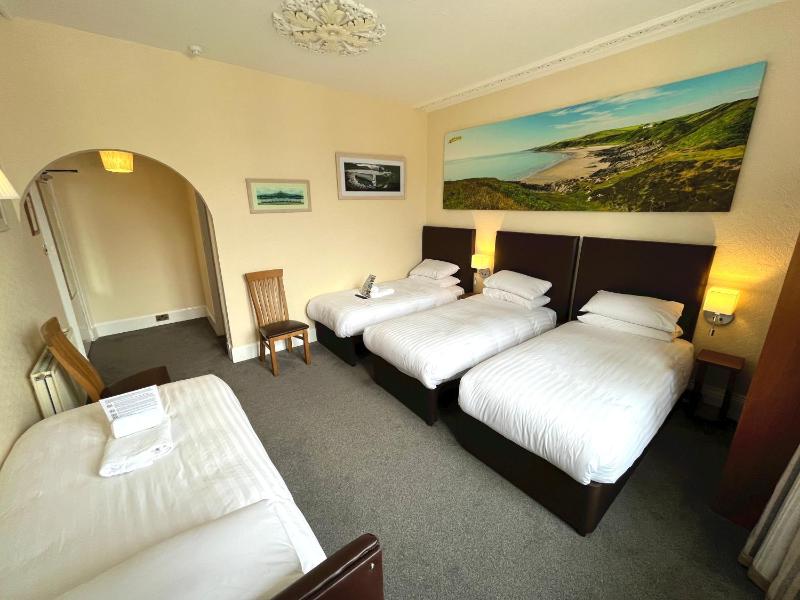 Quadruple Room image 4