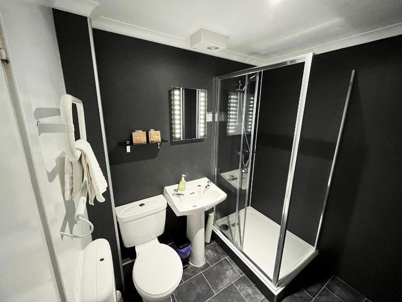 Twin Room image 3